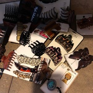 A lot of hair clips of a variety
